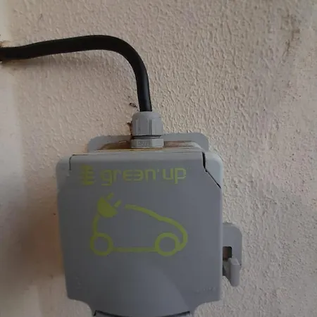 *private Outdoor Area* 300m-beach, Swing/no Stairs بيت للعطل