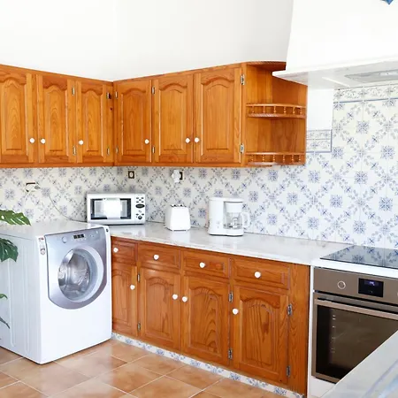 *private Outdoor Area* 300m-beach, Swing/no Stairs Holiday home *