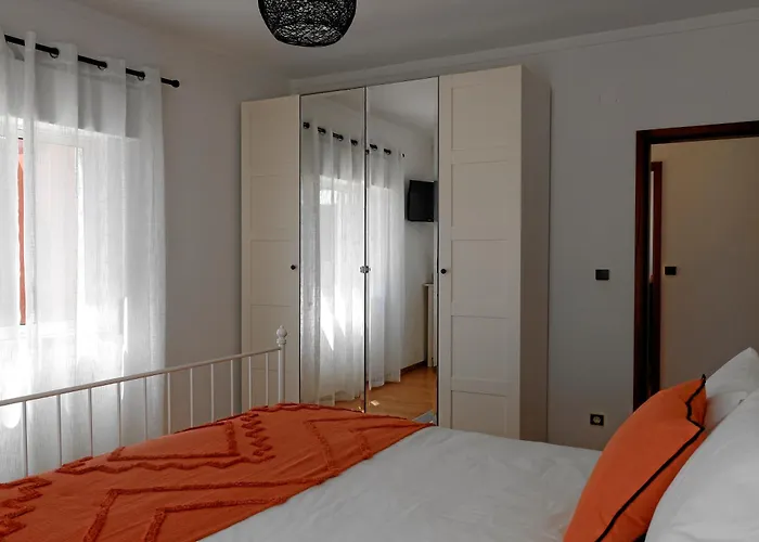 Prázdninový dům *private Outdoor Area* 300m-beach, Swing/no Stairs São Martinho do Porto