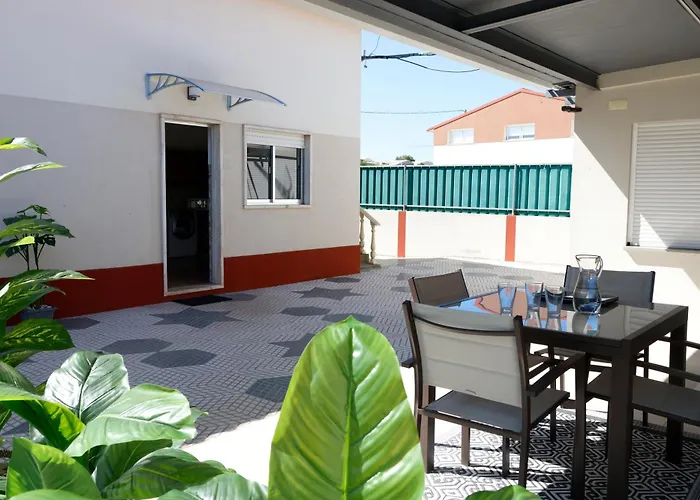 Prázdninový dům *private Outdoor Area* 300m-beach, Swing/no Stairs São Martinho do Porto